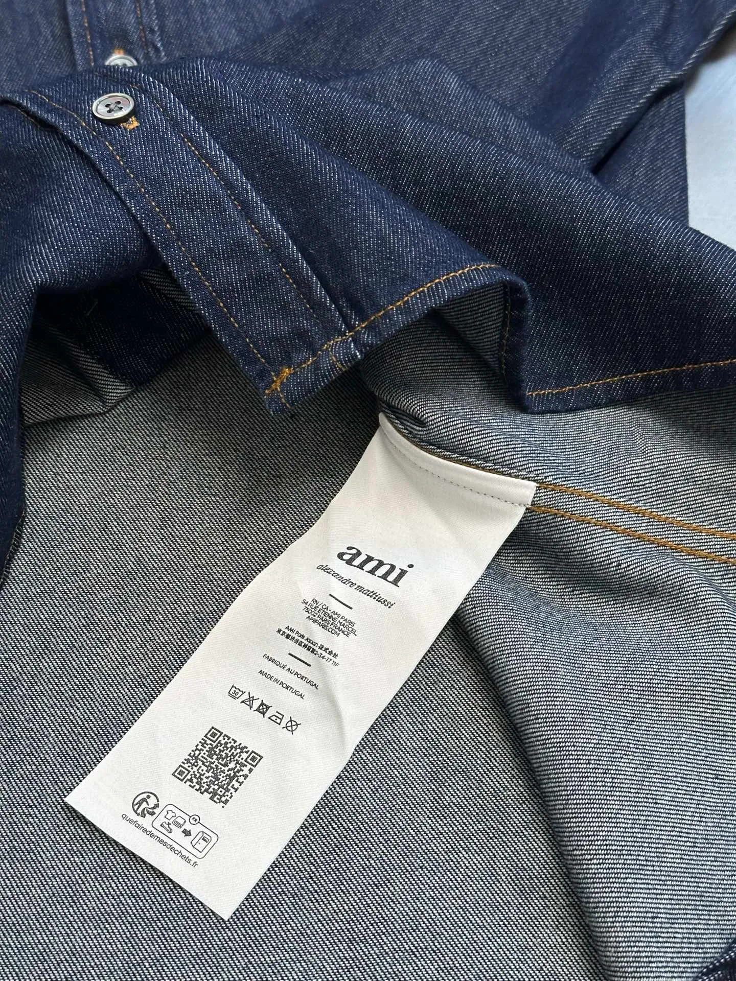 Ami Paris embroidered denim shirt is made of custom-made fermented denim material, with a deep twilight blue as the background color. It is pure and rich, with a golden brown heart on the chest. It is small but eye-catching, injecting agility and elegance into the tough denim. Using imported machine embroidery technology, advanced computer control systems and precision mechanical components, Ami love embroidery operations are realized. Using fried sand hand-rubbing technology, the surface of the denim material will be naturally faded and worn by processing on the sand-fried sand machine. Then, special tools are used to physically damage the surface of the denim material by hand, maintaining the original texture and details while increasing its uniqueness. Stir-fried snowballs, fried salt, specially prepare the corresponding solution, add a certain amount of dye, soak the denim material in it to absorb the solvent, and then scrub and dry it to further fade and oxidize it. size：s m l xl